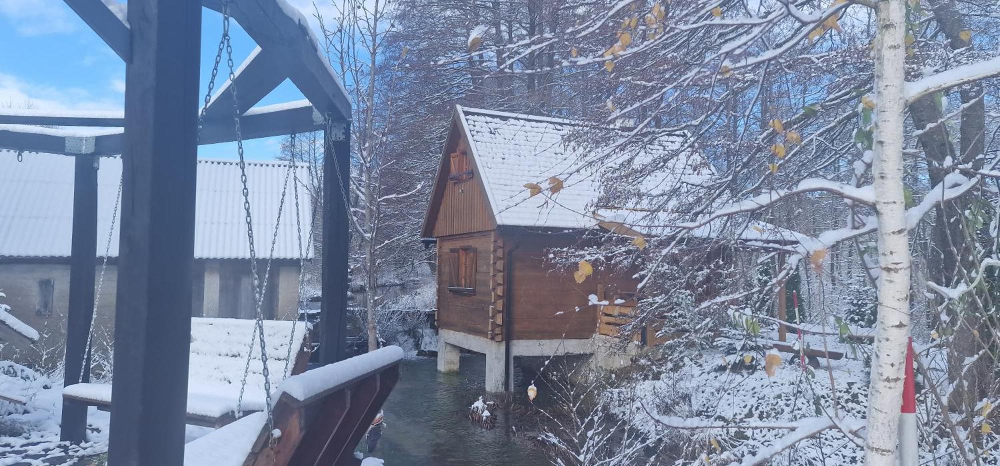 Vodenica Vrelo Chalets Vrelo Koreničko Rom bilde